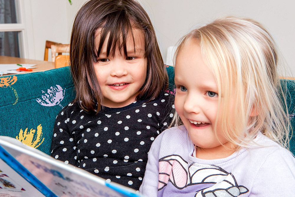 Två barn läser förskola högupplöst